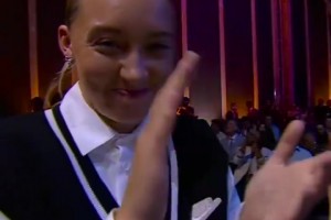 当阿齐·福德被飞翼用状元签选中时，女友佩奇兴奋鼓掌！